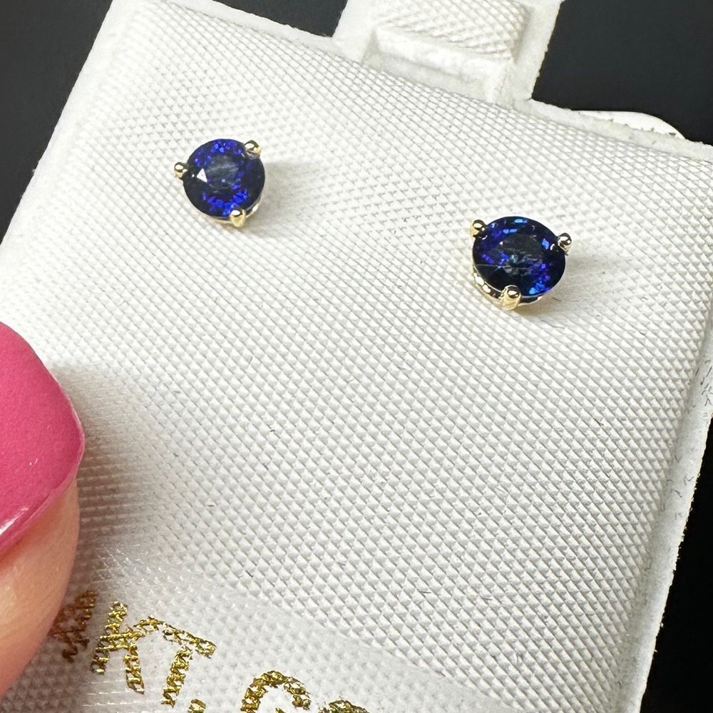 NWT .62ctw round cut natural sapphire stud earrings in 14k yellow gold!